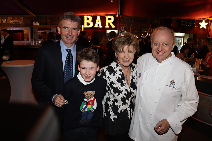 Caroline Reiber mit Familie bei Alfons Schuhbeck's VIP Premiere von "Festival" im teatro 2021/2022  (©Foto: Martin Schmitz)